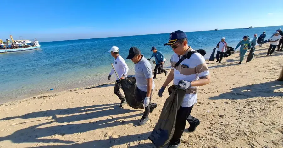 Aksi Bersih Pantai Gili Ketapang, Pemkab Probolinggo Libatkan Pelajar dan Warga