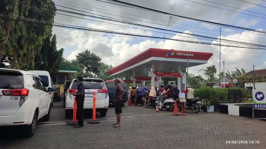 Peralihan Pengguna Pertamax ke Pertalite Picu Antrean Panjang di SPBU Sumenep